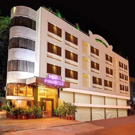 Hotel Pinnacle Ahmedabad Esterno foto