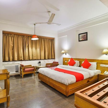 Hotel Pinnacle Ahmedabad Esterno foto