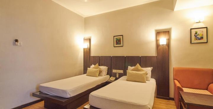 Hotel Pinnacle Ahmedabad Esterno foto