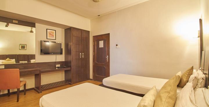 Hotel Pinnacle Ahmedabad Esterno foto