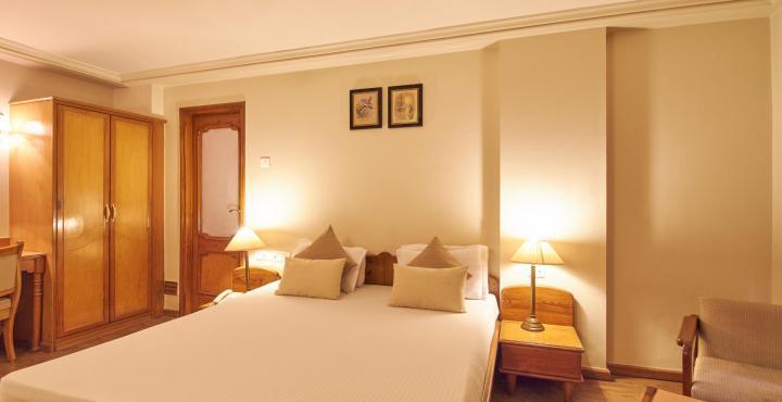 Hotel Pinnacle Ahmedabad Esterno foto