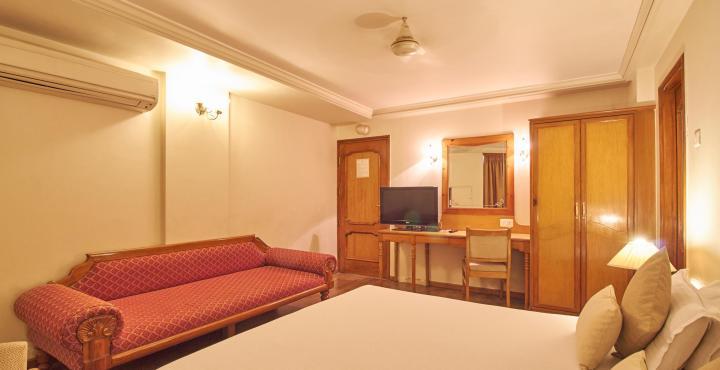 Hotel Pinnacle Ahmedabad Esterno foto