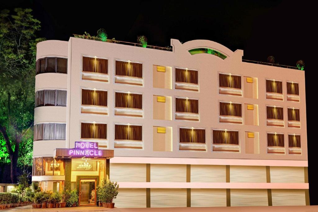 Hotel Pinnacle Ahmedabad Esterno foto