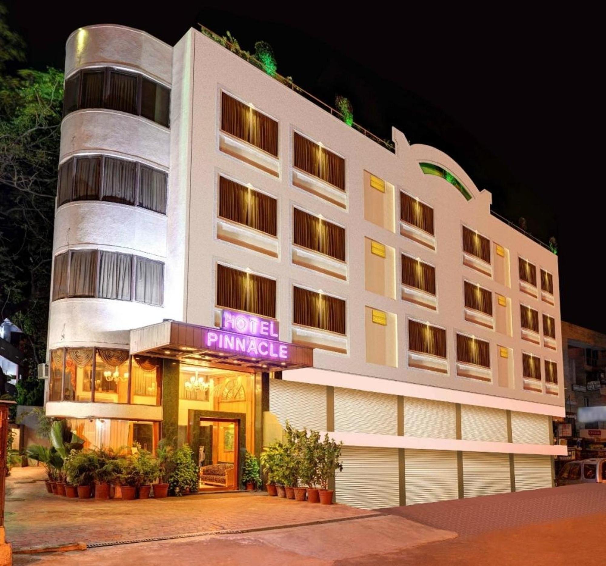 Hotel Pinnacle Ahmedabad Esterno foto
