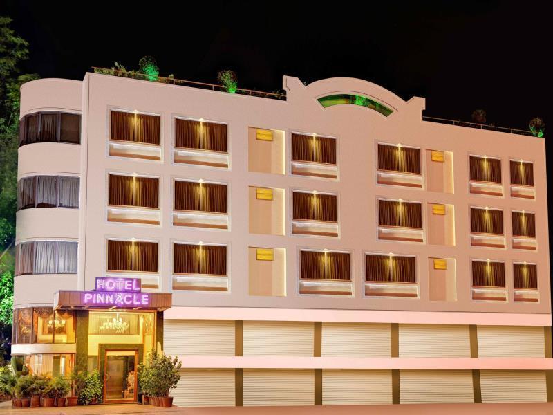 Hotel Pinnacle Ahmedabad Esterno foto