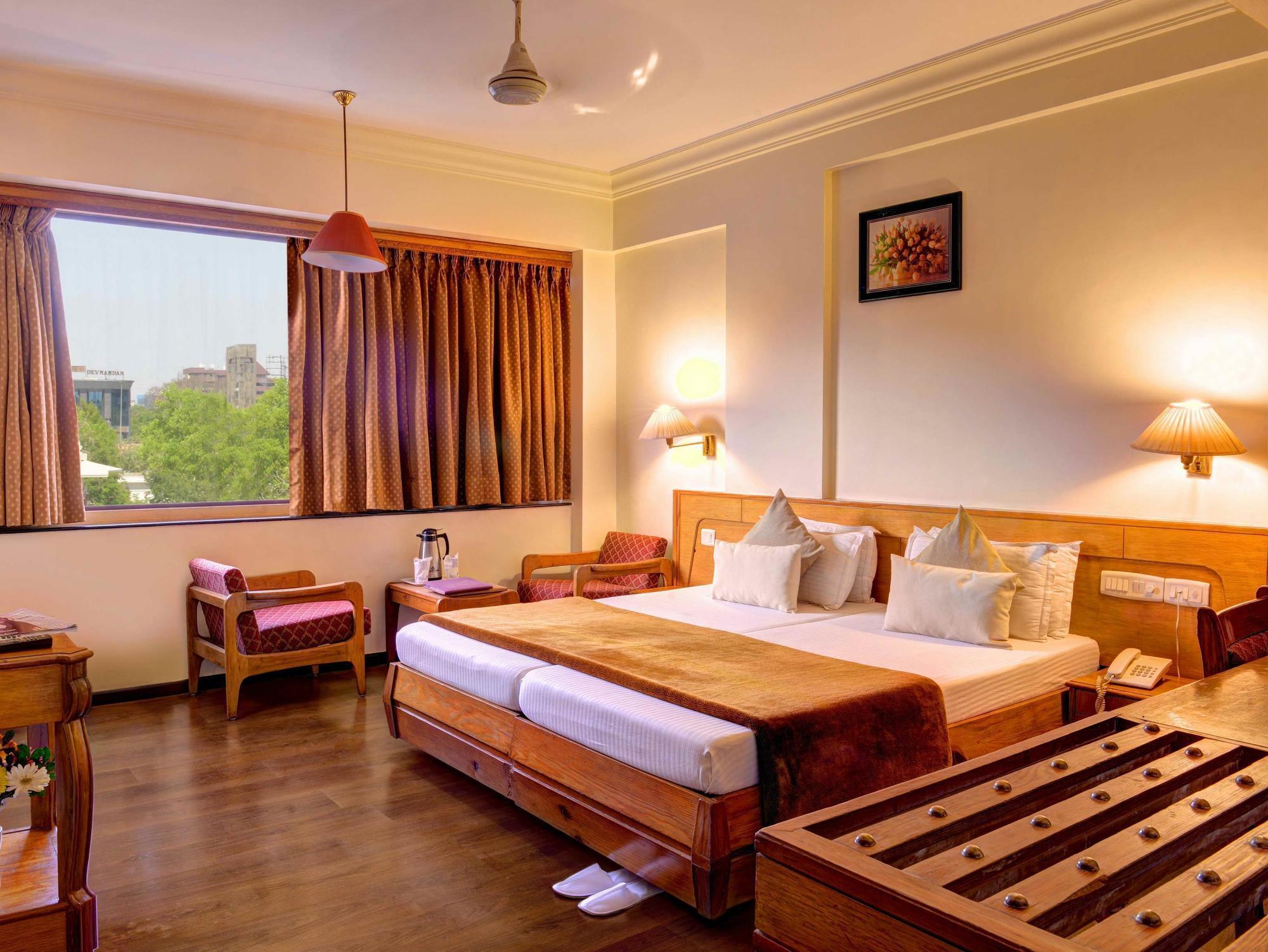 Hotel Pinnacle Ahmedabad Esterno foto