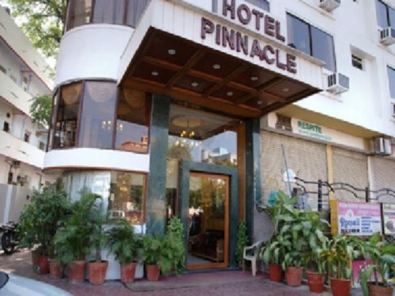 Hotel Pinnacle Ahmedabad Esterno foto