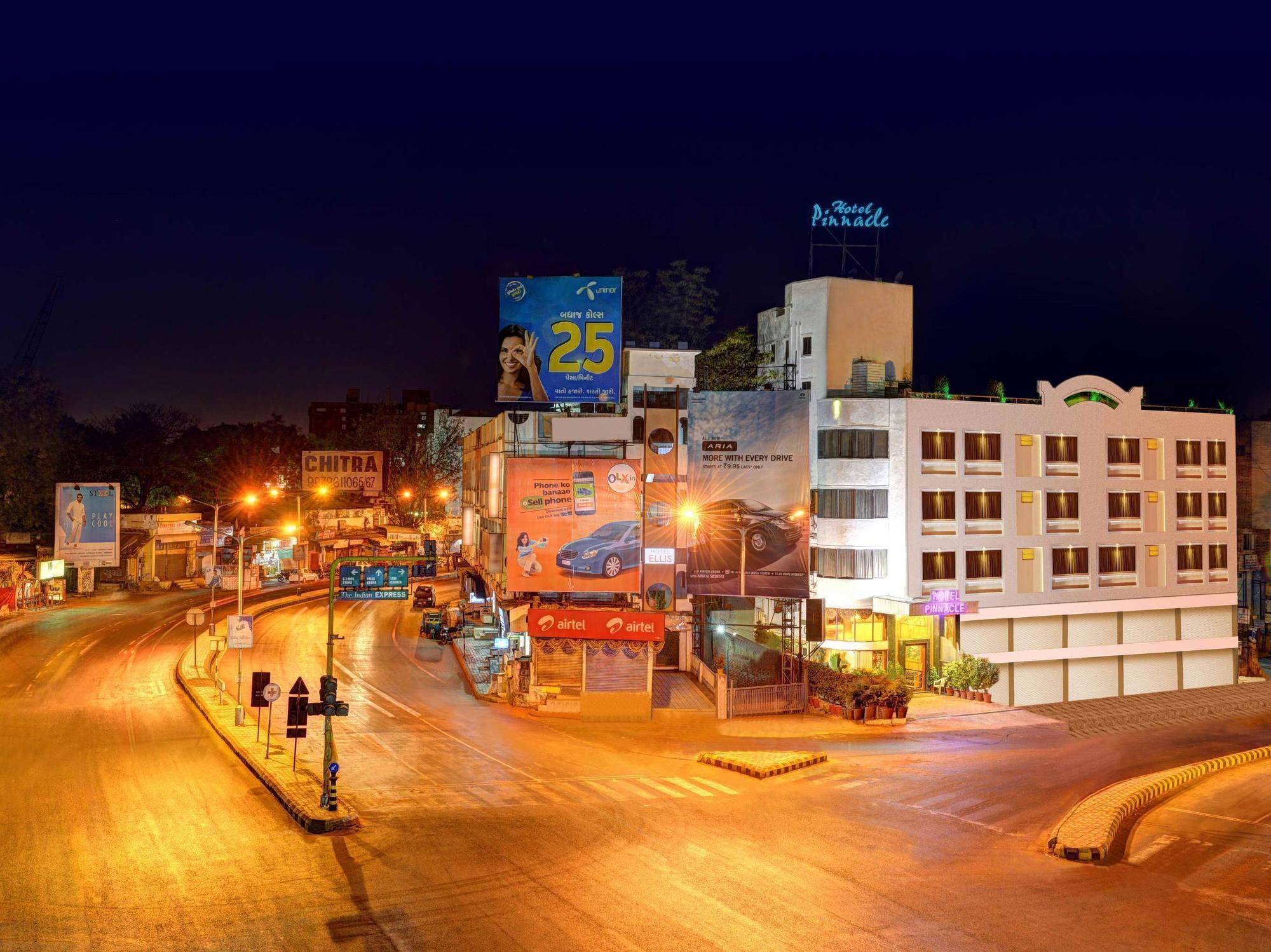 Hotel Pinnacle Ahmedabad Esterno foto