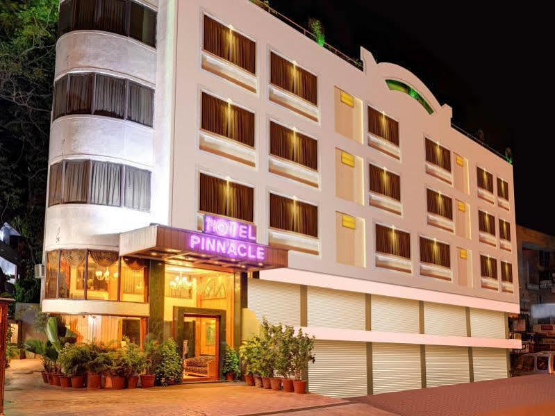 Hotel Pinnacle Ahmedabad Esterno foto