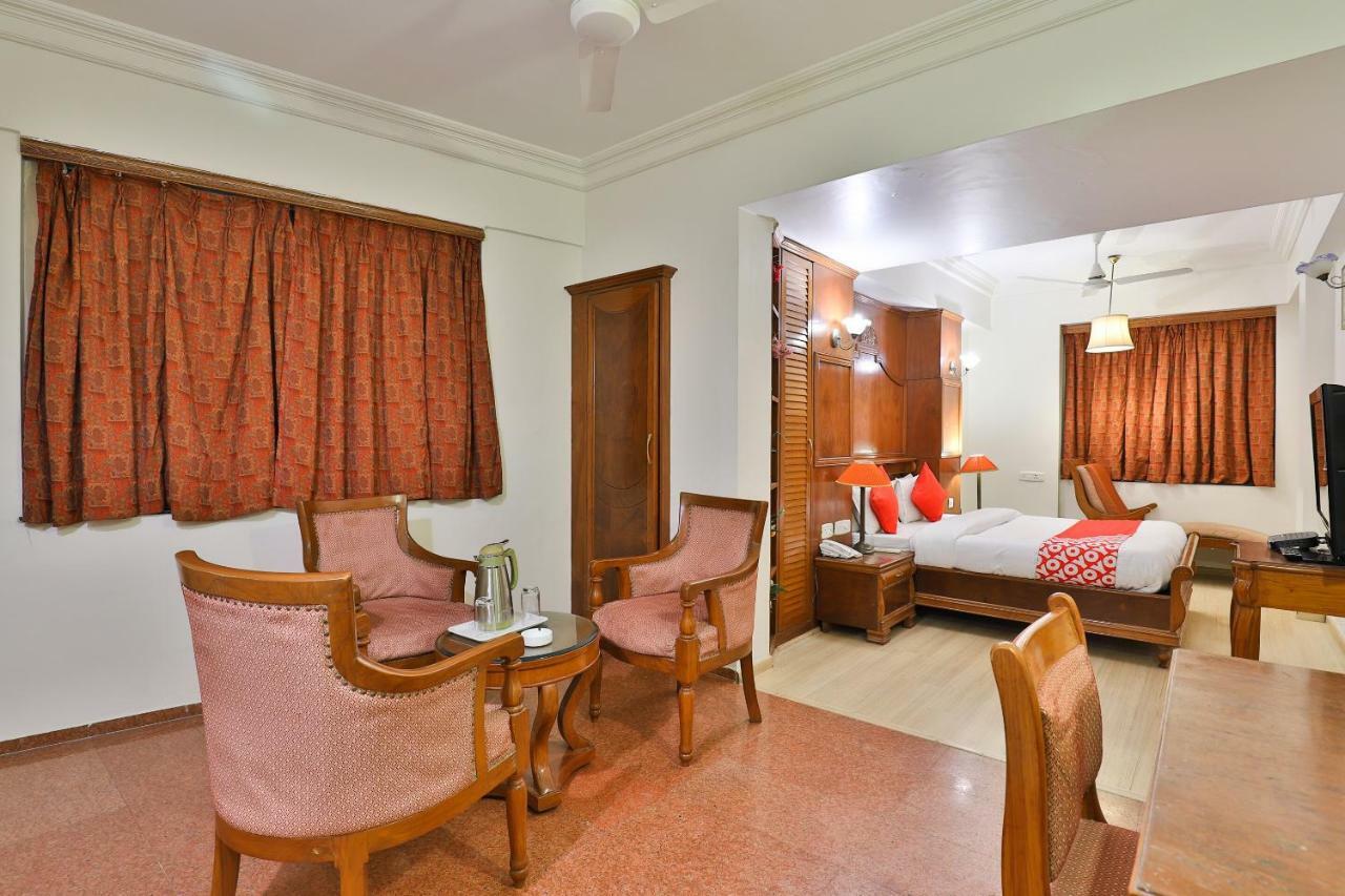 Hotel Pinnacle Ahmedabad Esterno foto