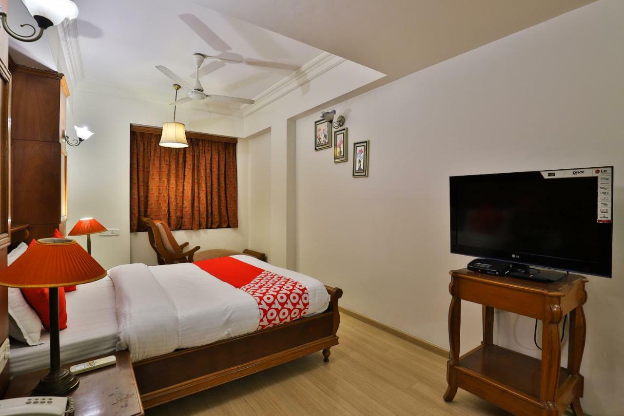 Hotel Pinnacle Ahmedabad Esterno foto