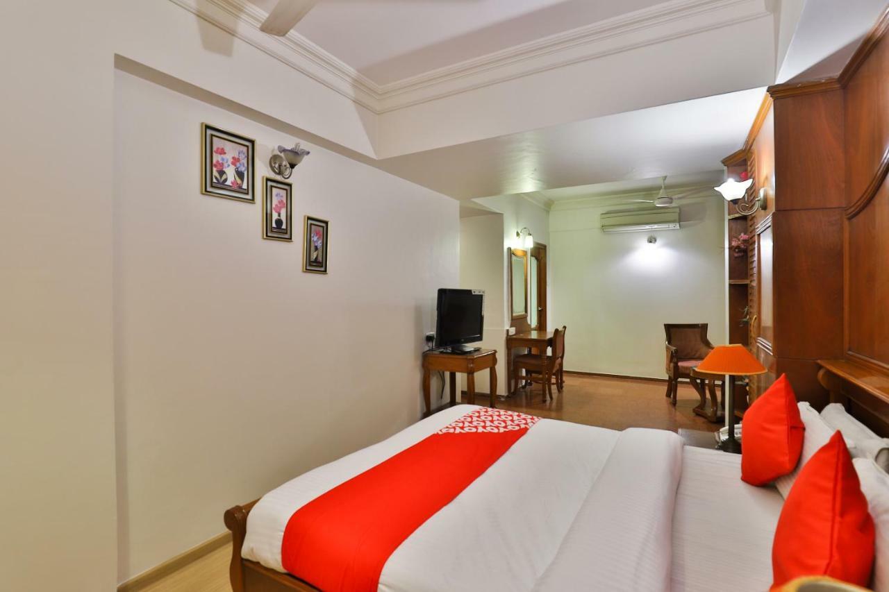 Hotel Pinnacle Ahmedabad Esterno foto