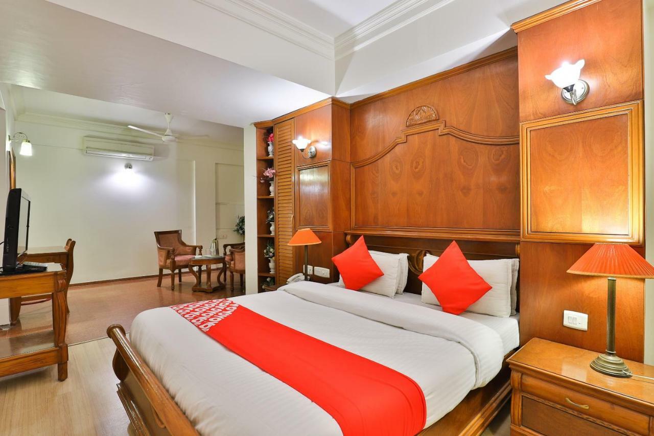 Hotel Pinnacle Ahmedabad Esterno foto