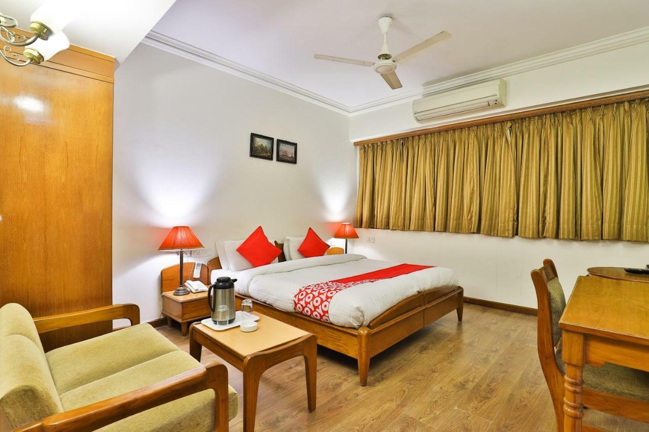 Hotel Pinnacle Ahmedabad Esterno foto